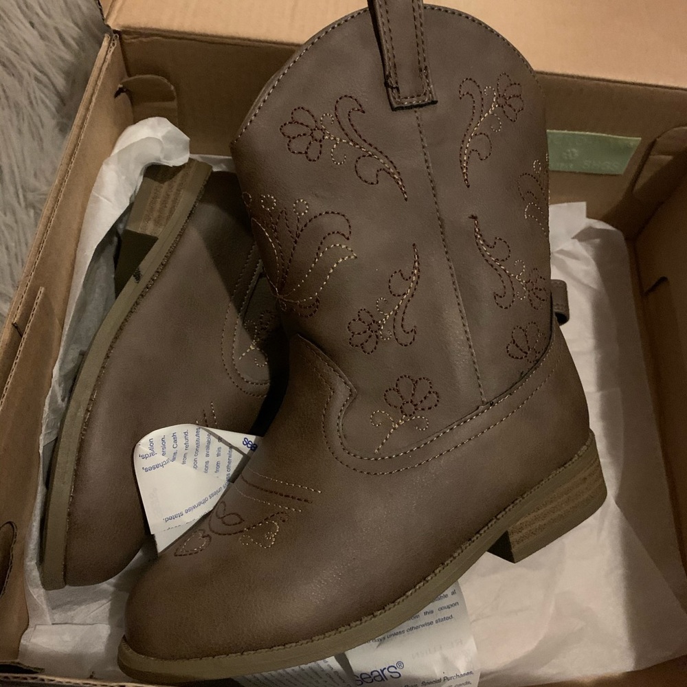NEW! LittleGirl Brown CowgirlBoots w/cute details!